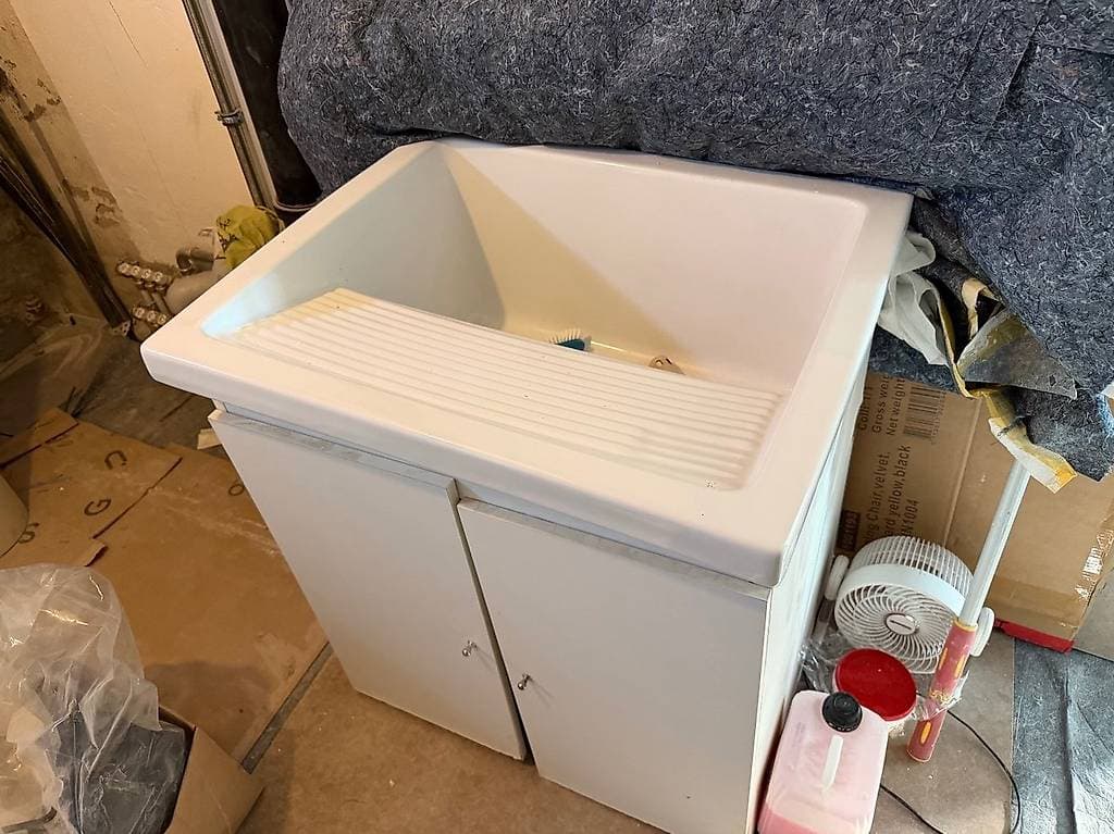 Grand évier de buanderie à donner