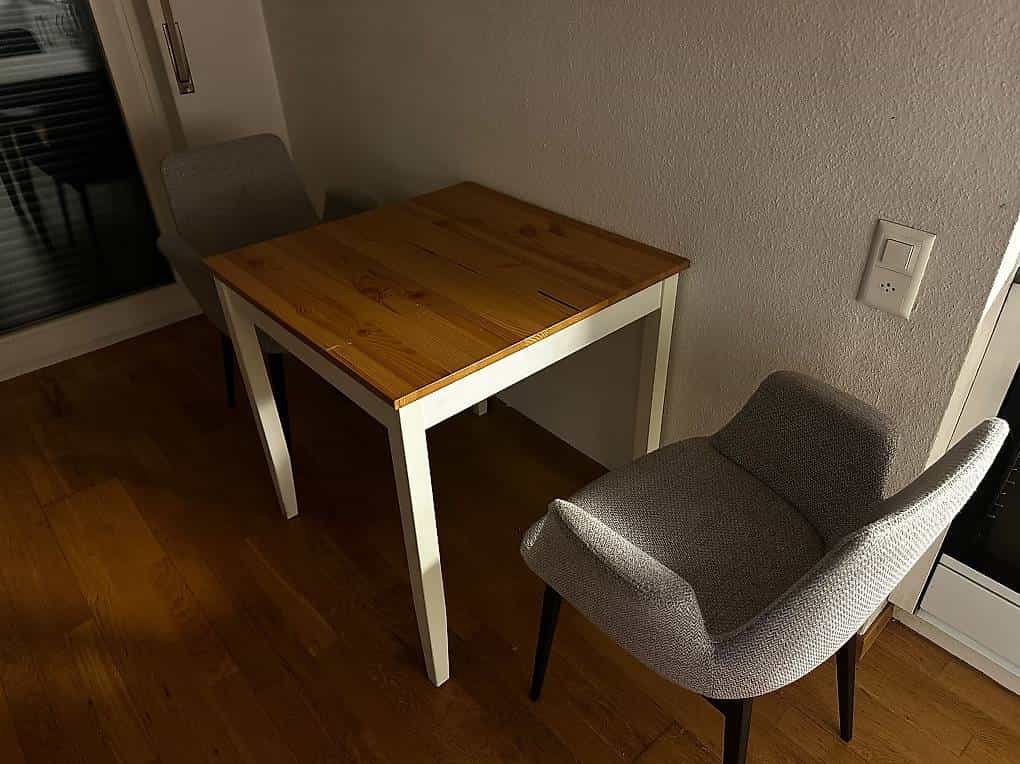 Tisch mit zwei Sesseln