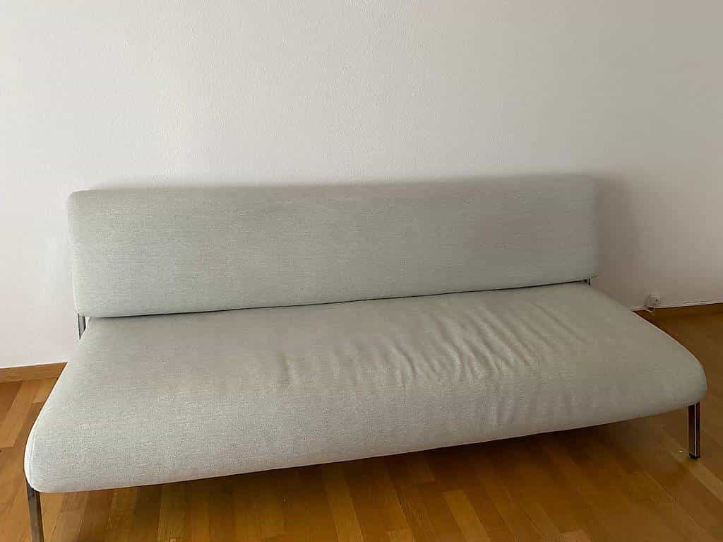 GRATIS: Modernes Schlafsofa (mit Rollen, aufklappbar)