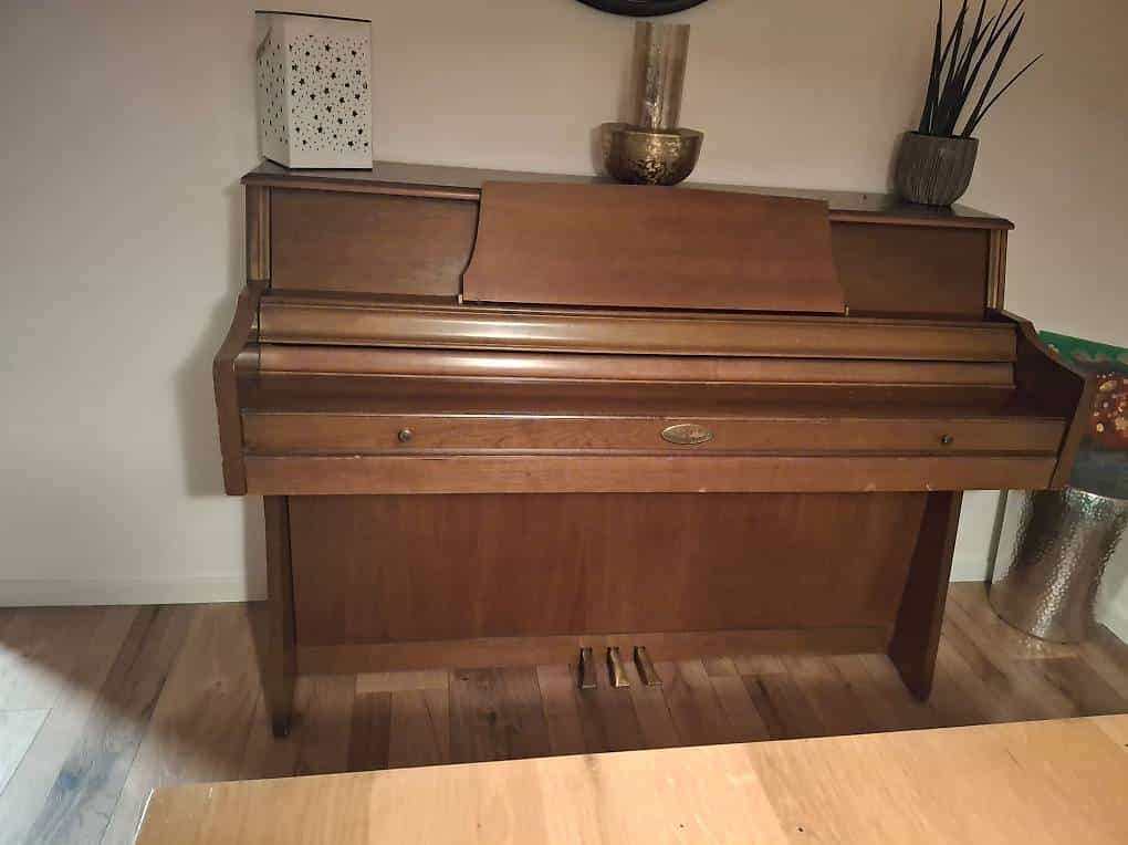 Schönes Älteres Klavier zum weiterziehen