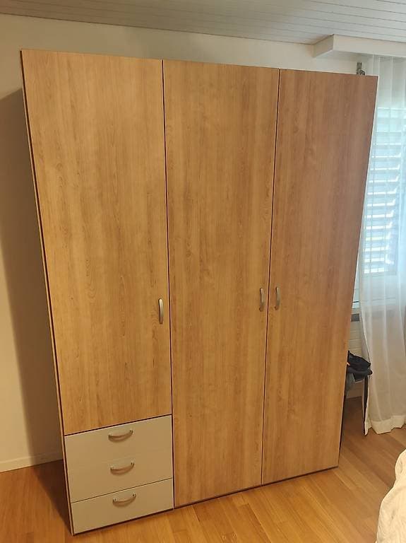 Hochwertiger Kleiderschrank von Möbel Schnetzer AG.
