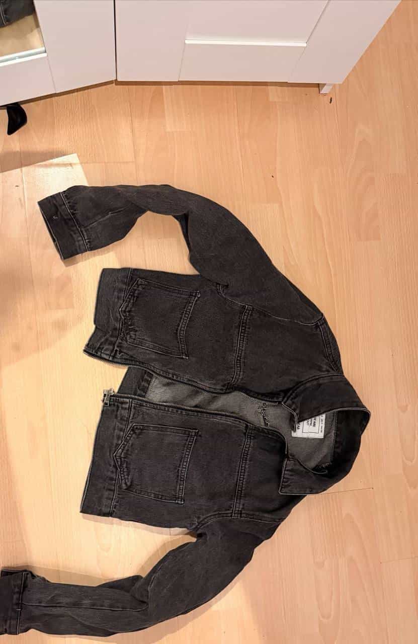 Schwarze Denim-Kleidung zu verschenken