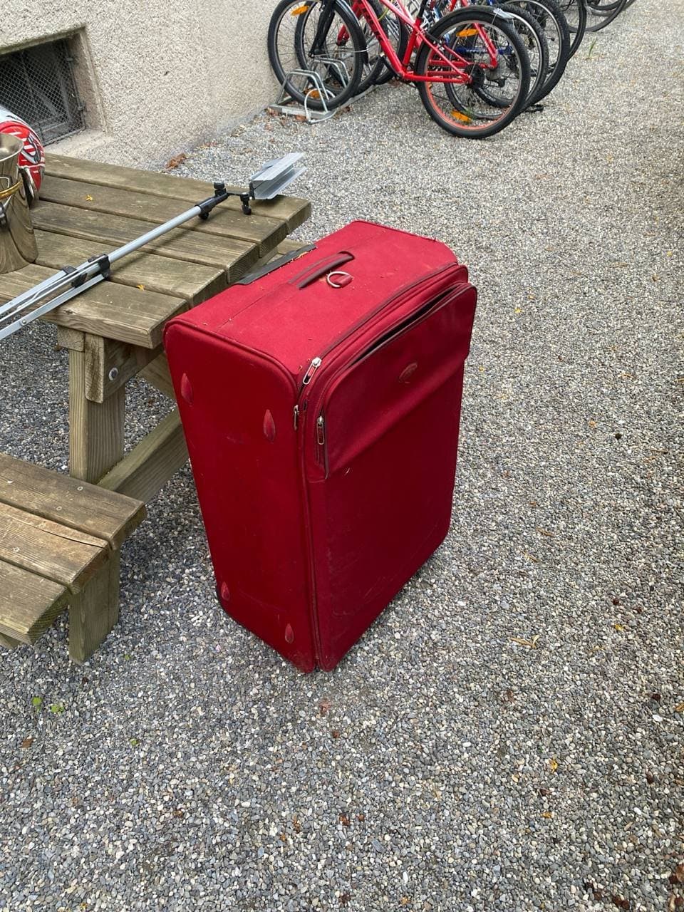 Rotes Rollköfferchen