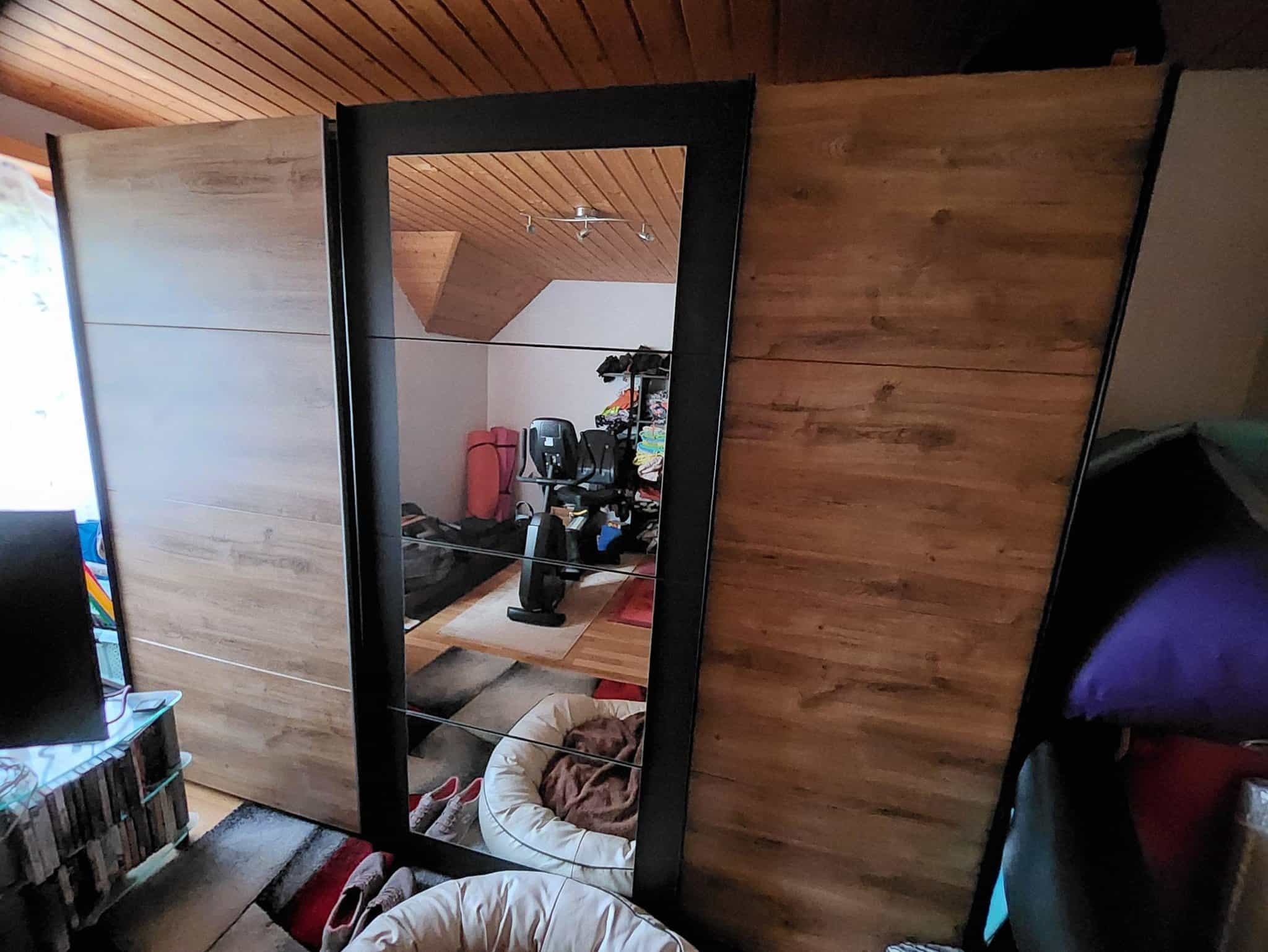 2 grosse Kleiderschränke mit Spiegel, schwarz/braun