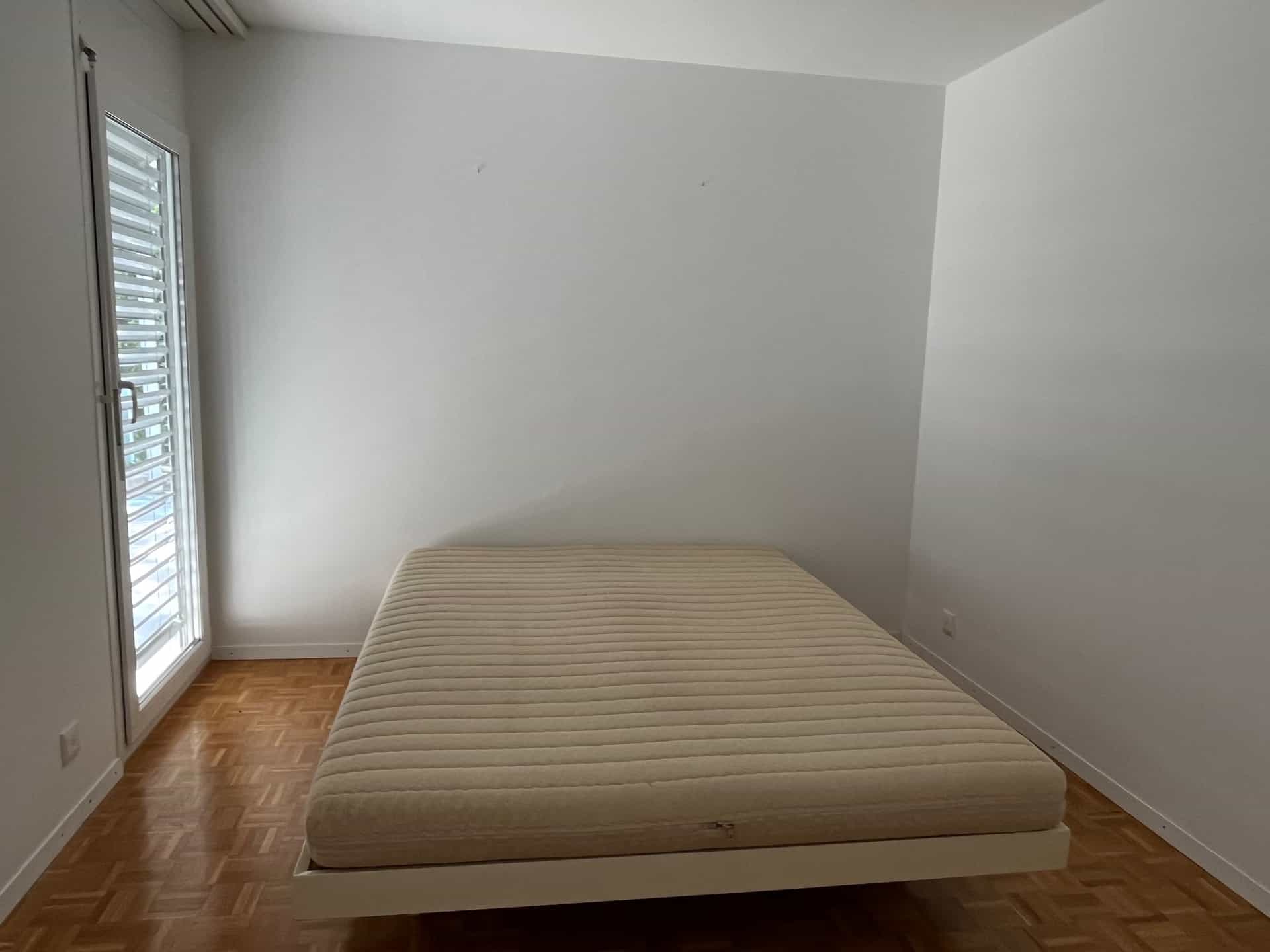 Lit simple blanc avec matelas