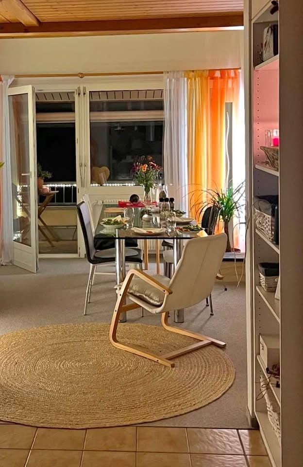 Grosser Tisch mit Glasplatte