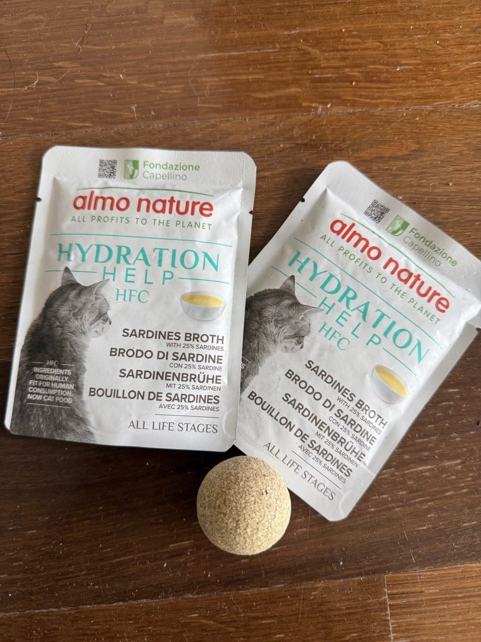 Katzenfutter und Spielzeug