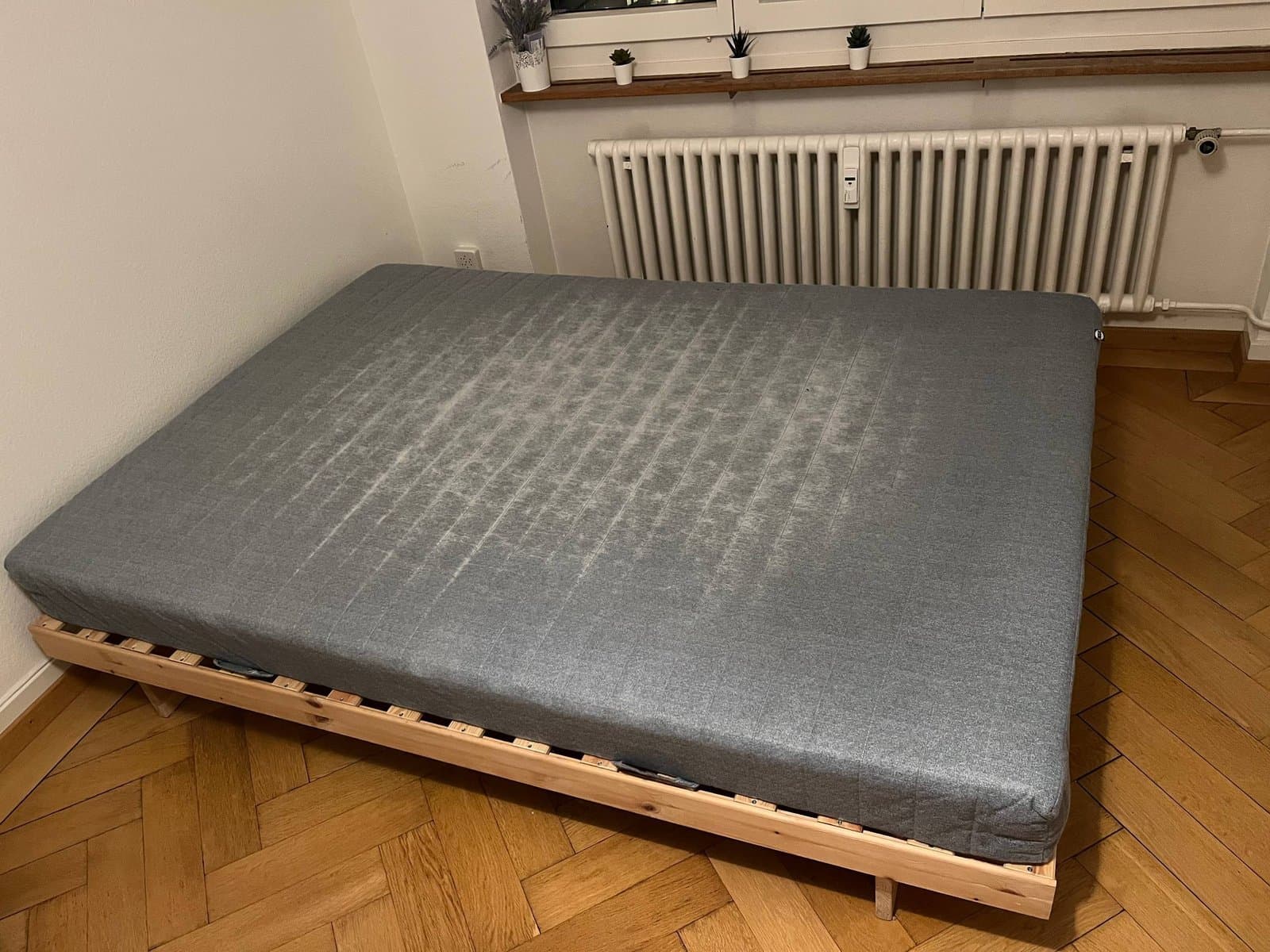 Bett und Matratze 140x200cm