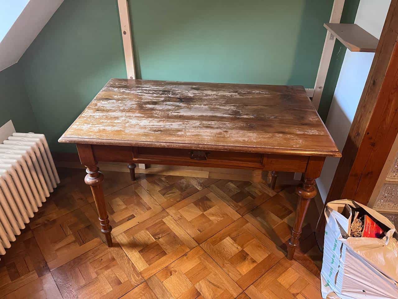 Bureau en bois ancien avec tiroir