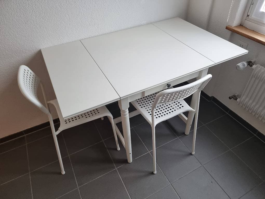 Küchentisch & 2 Stühle gratis abzugeben