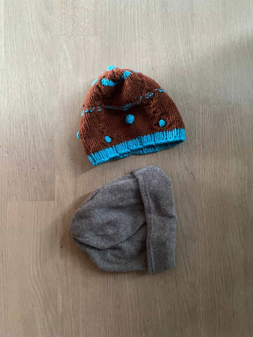 Mütze und graue Handschuhe