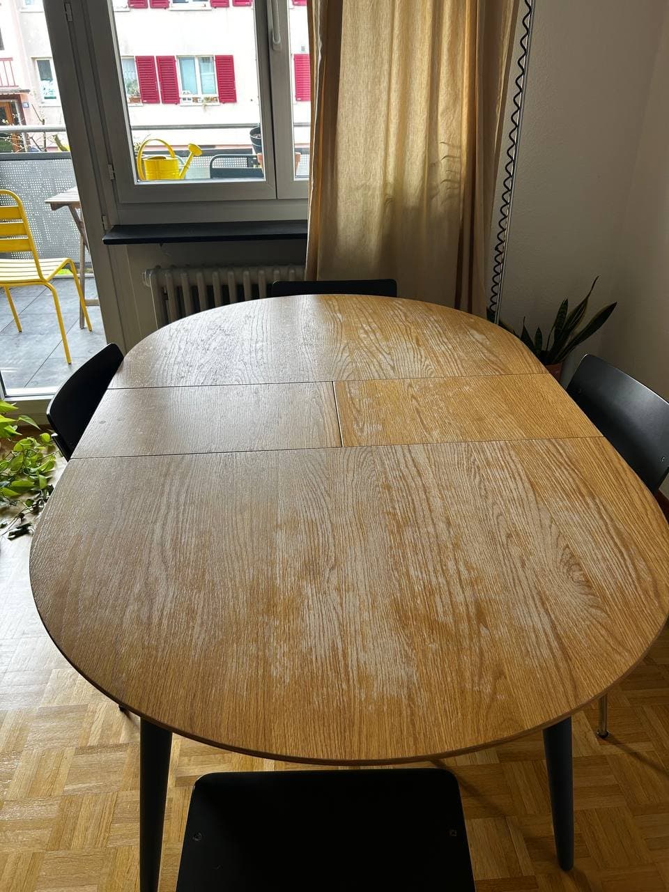 Ausziehbarer Esstisch mit blauen Beinen