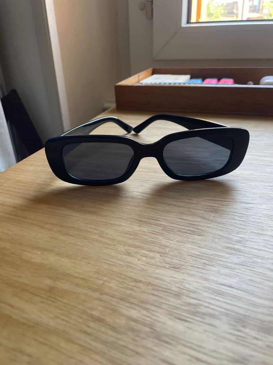 Lunettes de soleil noires carrées