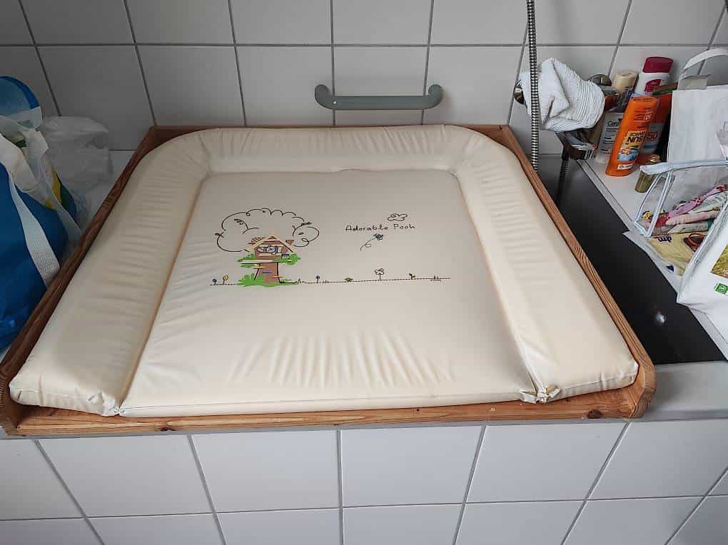 Sehr stabiler Wickeltisch mit Polster für Badewanne