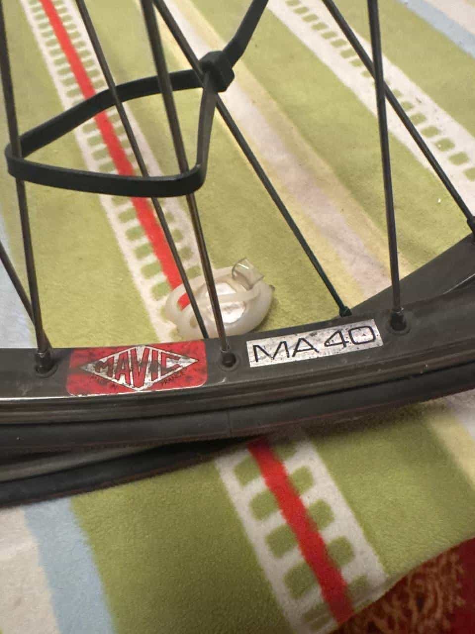 Zwei Fahrradlaufräder mit Reifen (Mavic MA40, Vittoria Rubino Pro)
