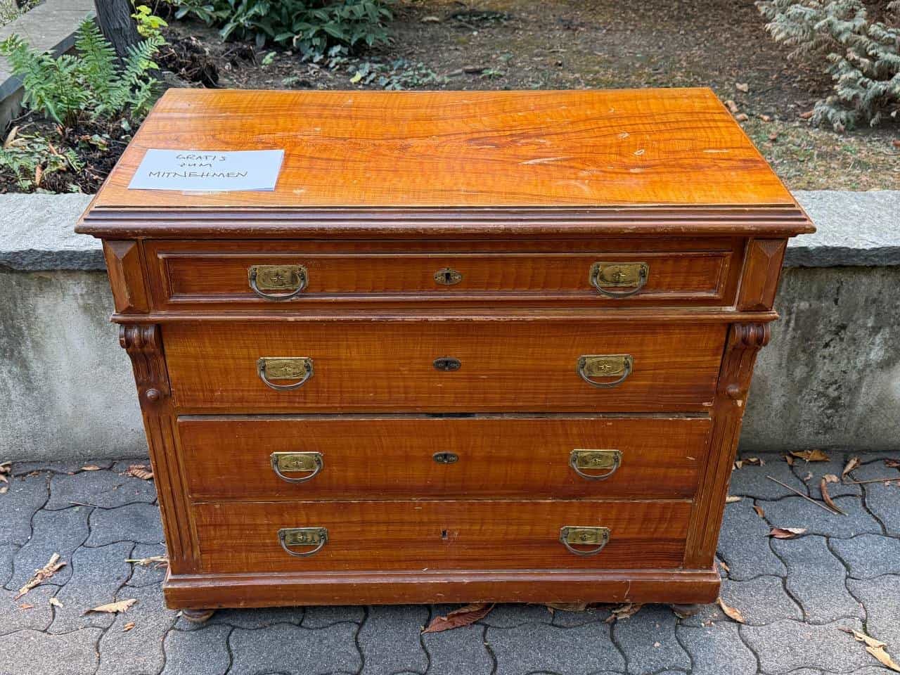 Alte Holzkommode mit Gebrauchsspuren