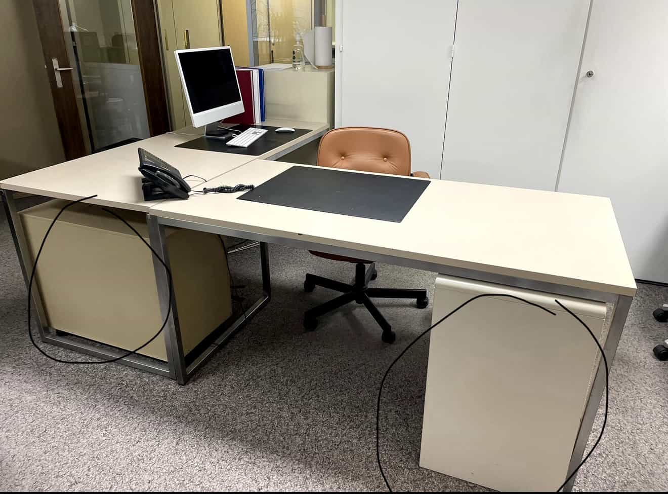 3 bureaux et 2 caissons avec tiroirs