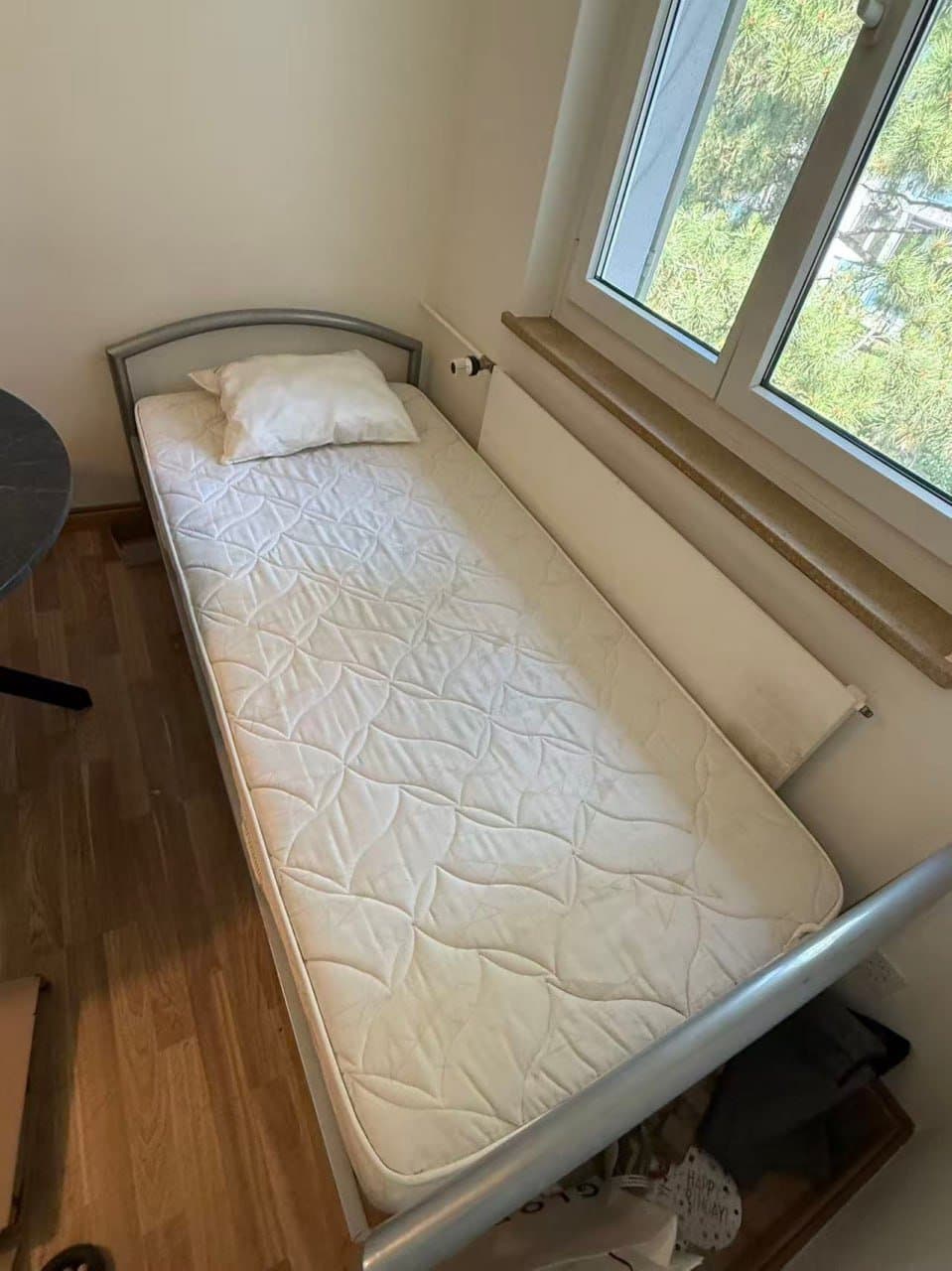 Einzelbett mit Matratze 90 x 200 cm