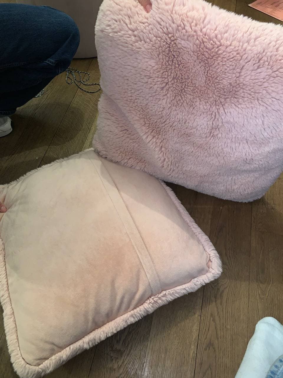 Rosa flauschiges Kissen