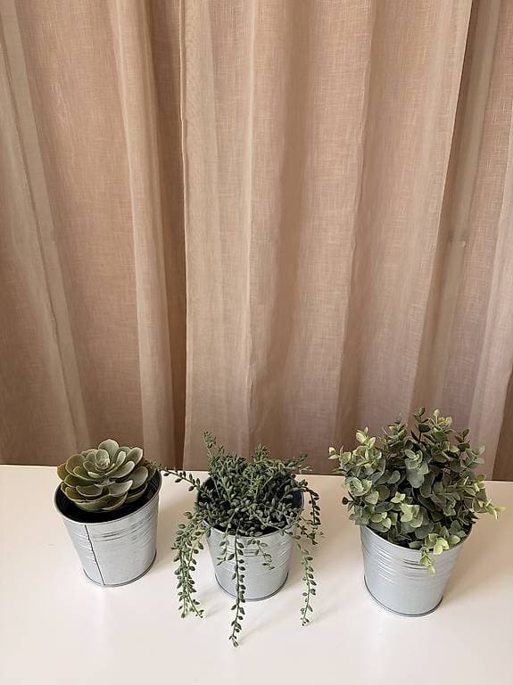 3 Plastikpflanzen mit Töpfen