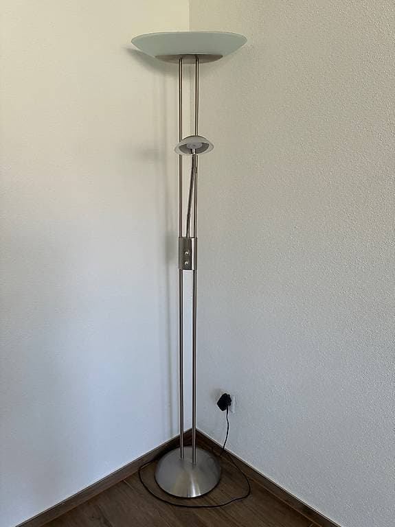 Moderne Stehlampe mit Leselicht