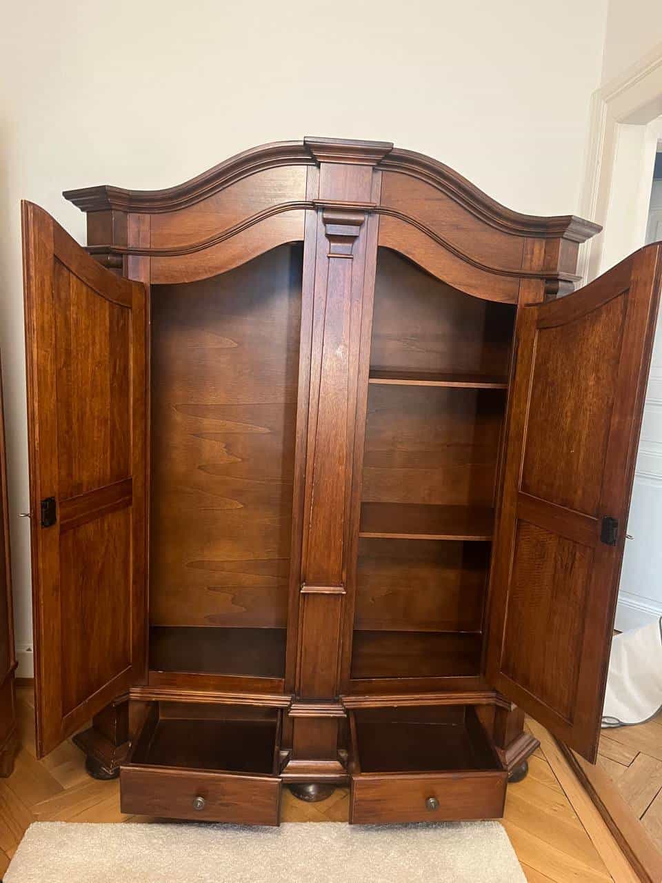 Schöner massiver Schrank mit Intarsien