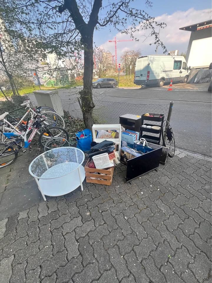 Teilweise neu und ungebrauchte Dinge Produkte wegen Umzug abzugeben. Gratis
Wasensträsschen 41
 