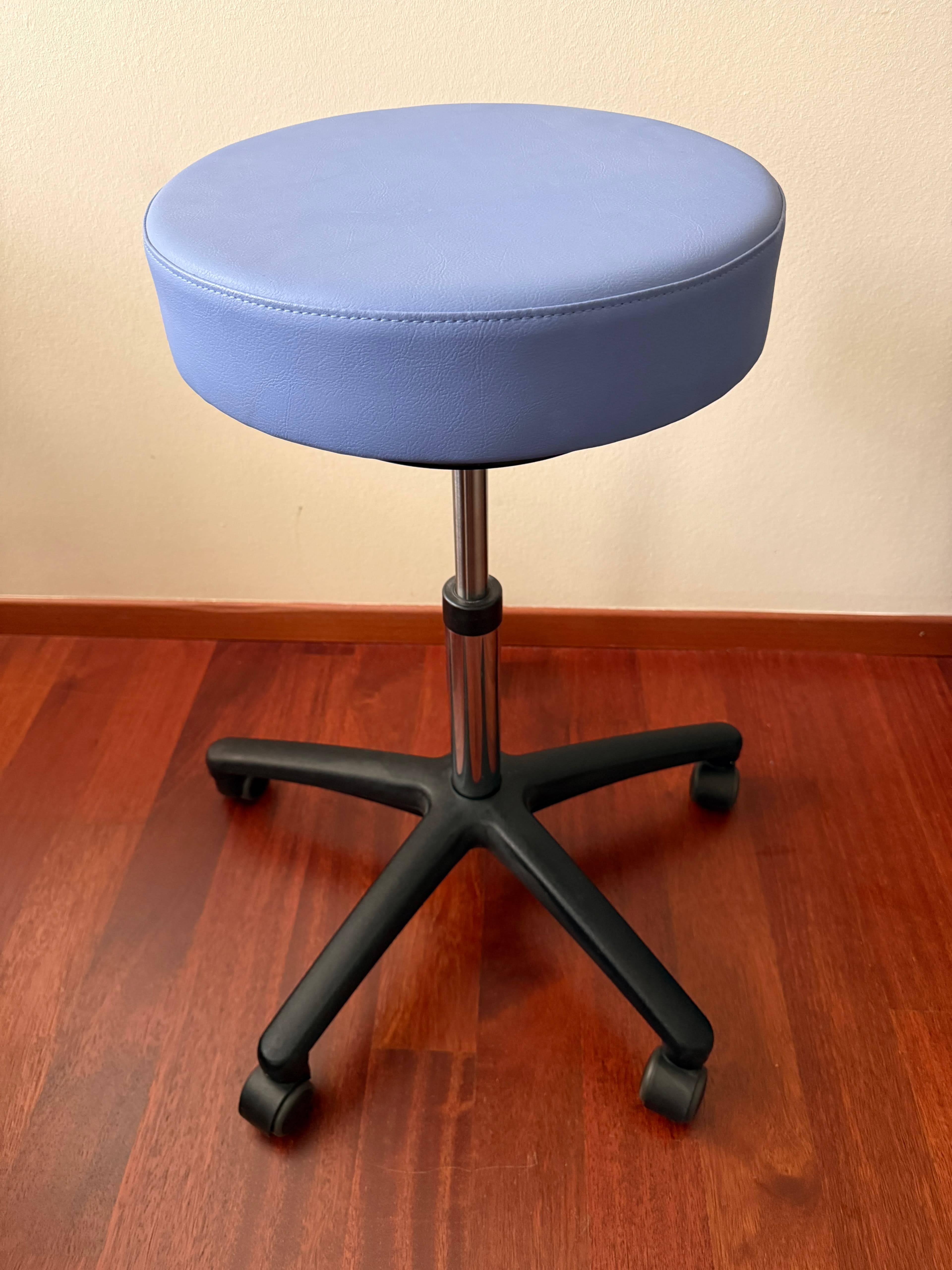 Hocker auf Rollen