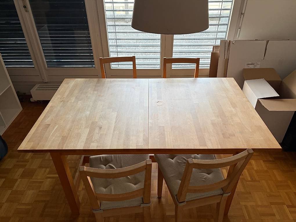 Table à manger avec 4 chaises
