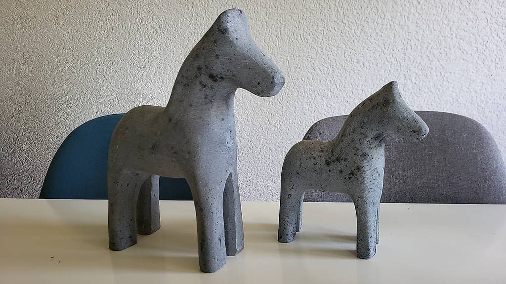 En attente : A donner - figurines chevaux effet béton
