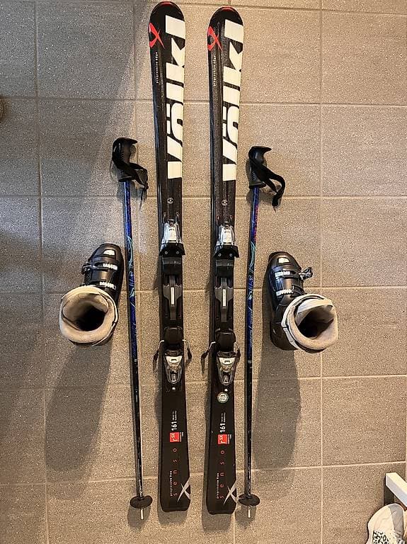 Ski/Skischuhe/Skistöcke