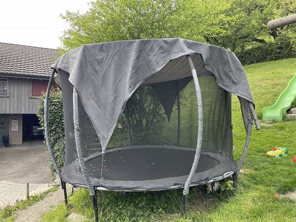 Trampolin Spielturm Schaukel