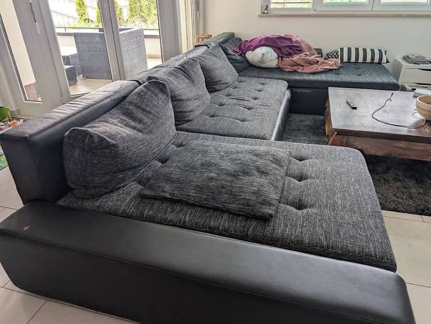 Sehr grosse, stark abgenutzte, Wohnlandschaft