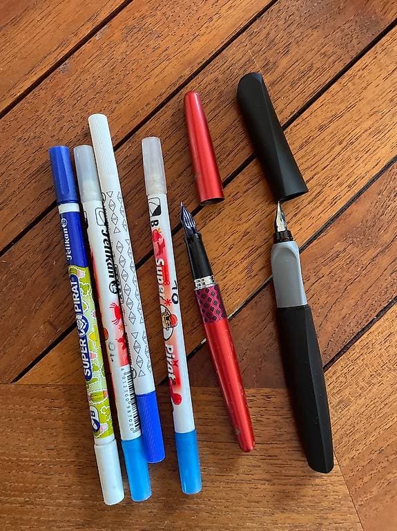 À donner: plumes et stylos effaceurs