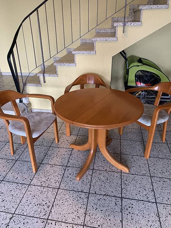 Esstisch, ausziehbar, mit 4 Stühlen zu verschenken