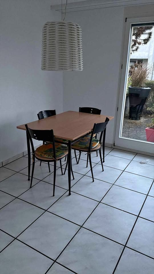 Gratis Tisch und stühle