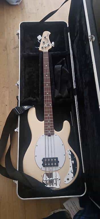Vend 2 basses music man sterling 1 un peut ecaillees