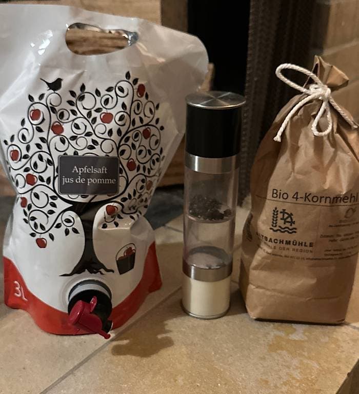 Apfelsaft, Bio Mehl und Salz/ Pfefferstreuer abzugeben