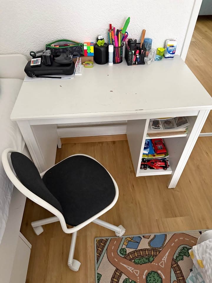 Kinderschreibtisch mit Stuhl GRATIS