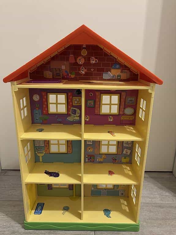 À donner Maison Peppa Pig avec figurines