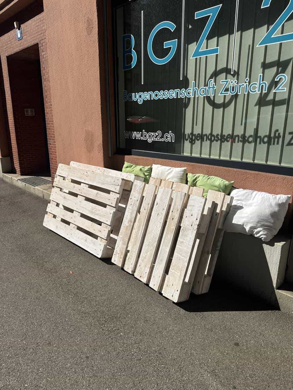 Paletten geschliffen und lasiert für 140er Matratze
