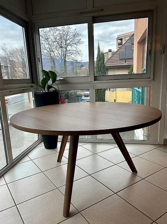Très belle table ronde neuve Prix : 900.-