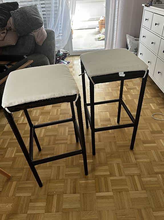 2 braune Barhocker