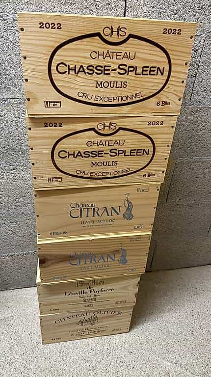 À DONNER Environ 20 caisses de vin de Bordeaux en bois