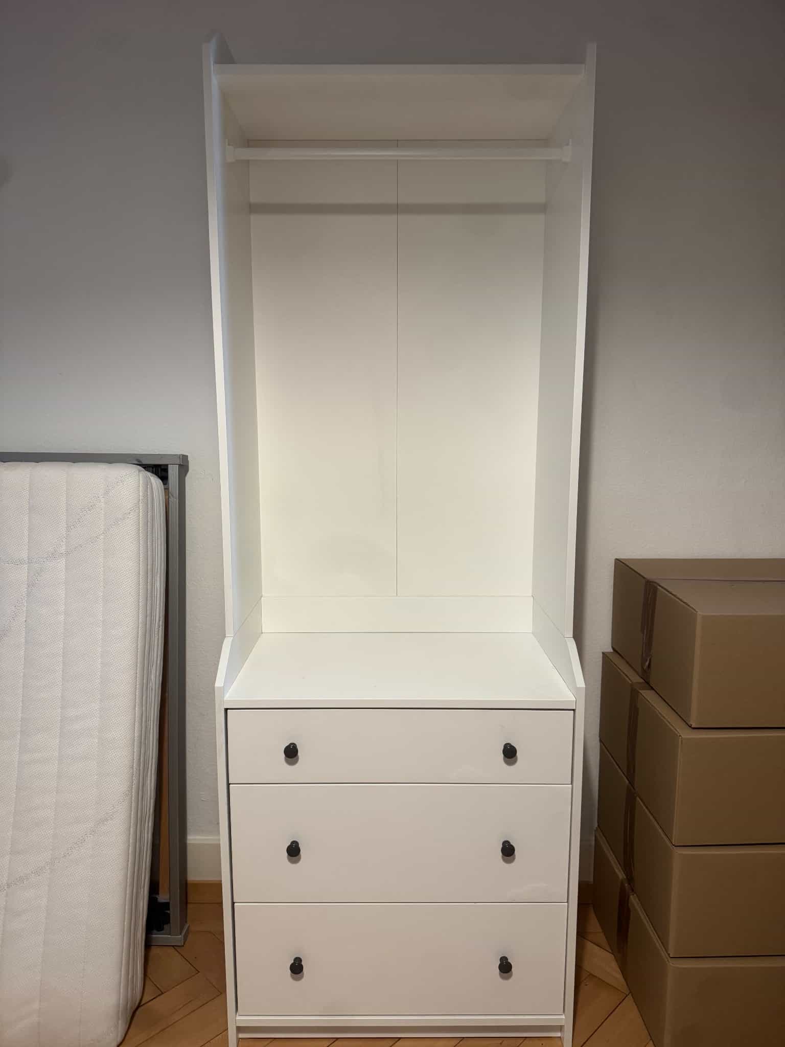 Kleiderschrank mit Schubladen, weiss