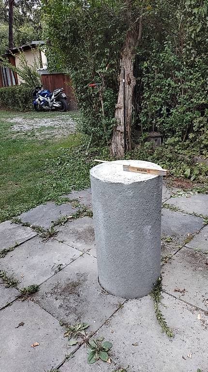 2 socles cylindriques en béton massif. 73/38cm.