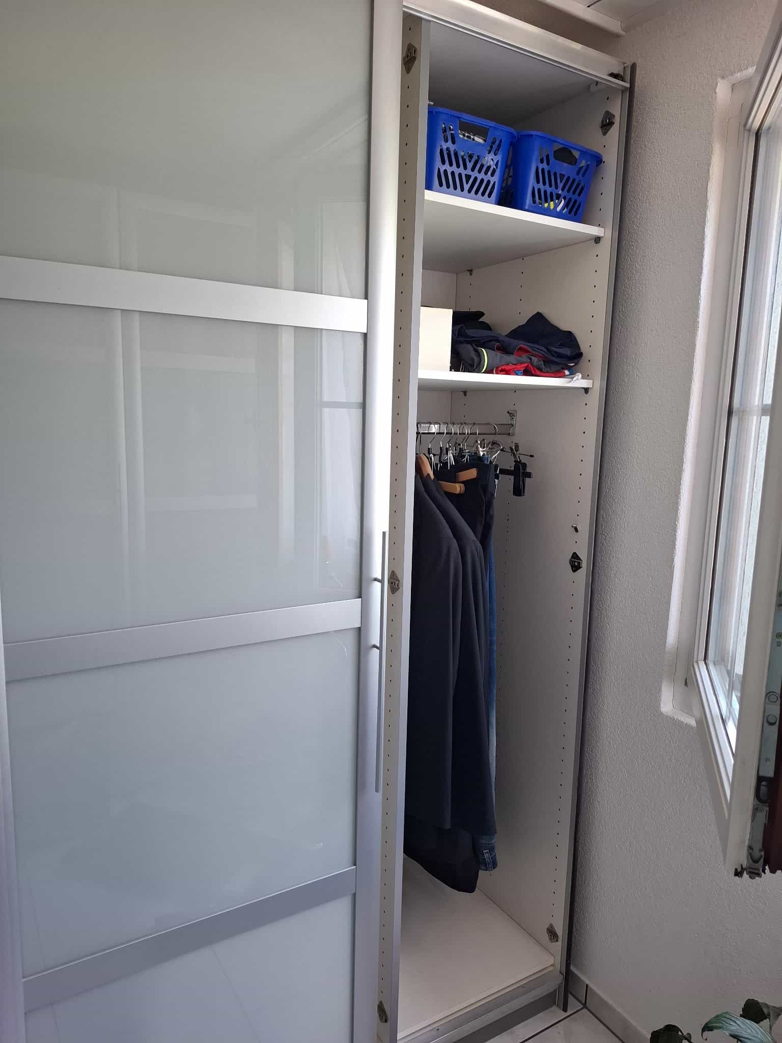 Kleiderschrank mit Schiebetueren, grau