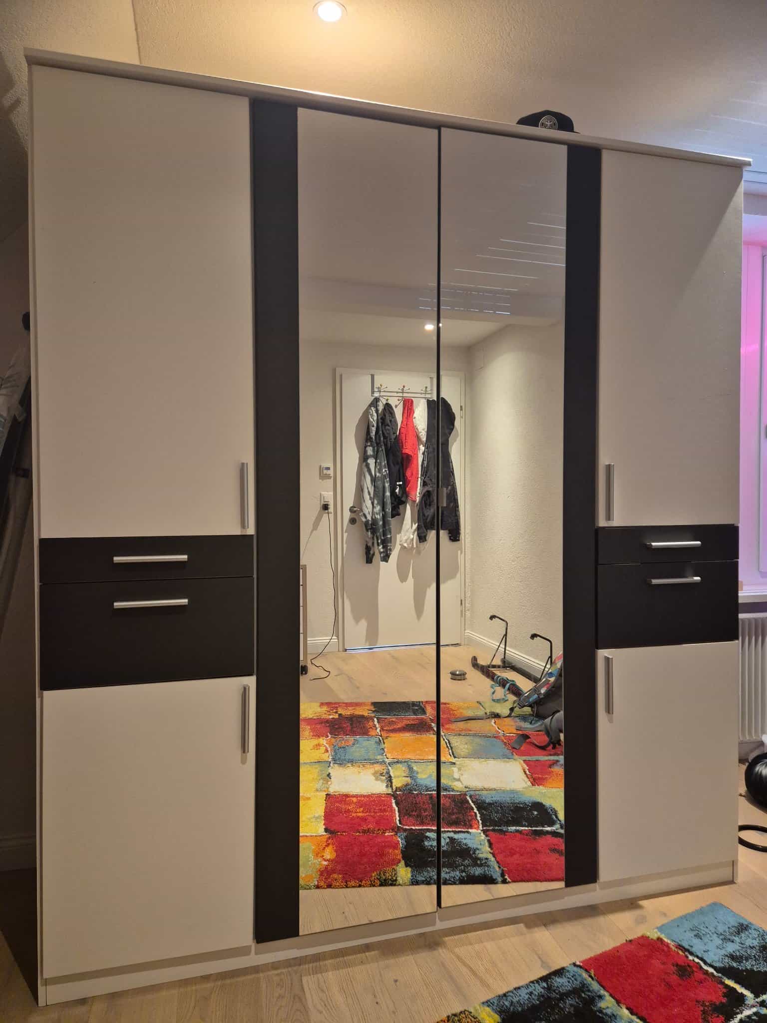 Kleiderschrank weiss/schwarz mit Spiegeln