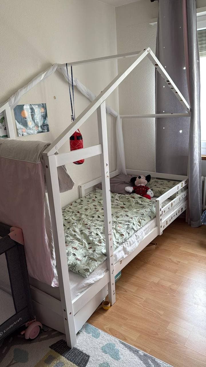 Kinderbett mit Hausdach