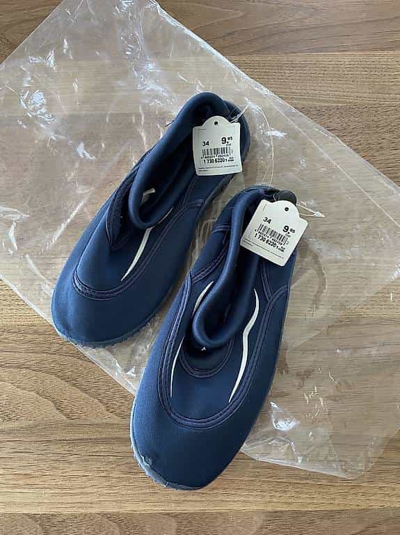 Neue Badeschuhe Grösse 34 zu verschenken